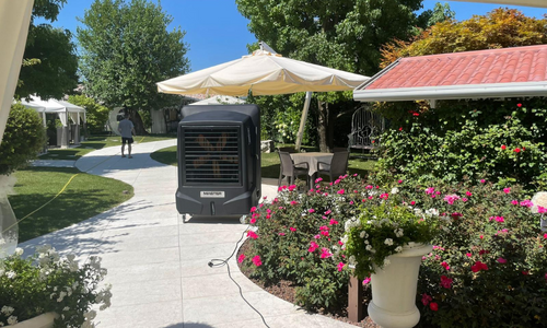 Raffrescatore evaporativo portatile su un giardino estivo