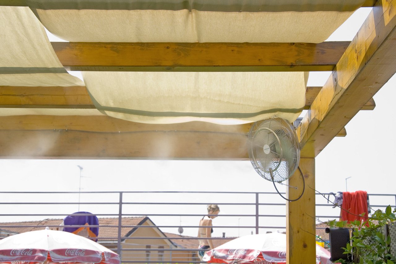 Ventilatore con nebulizzatore area ristoro in piscina