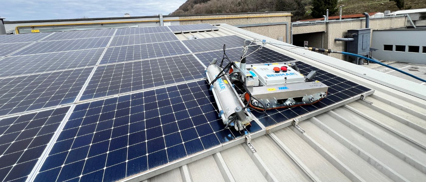 foto robot radiocomandato su impianto fotovoltaico a falda